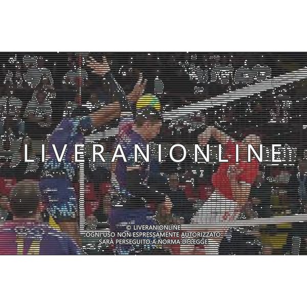 Volley Champions League Men 2019/2020 Perugia, Italia 04/12/2019 Sir Sicoma Monini Perugia vs Benfica Lisbona Nella foto: luca gasper hugo fernando (n8 benfica lisboa) schiaccia sir a a muro FOTO LORIS CERQUIGLINI-ALESSIO MARINI-AG ALDO LIVERANI SAS