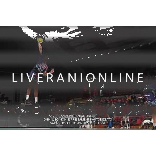 Volley Champions League Men 2019/2020 Perugia, Italia 04/12/2019 Sir Sicoma Monini Perugia vs Benfica Lisbona Nella foto: wilfredo leon venero (n.9 schiacciatore sir safety conad perugia) alla battuta FOTO LORIS CERQUIGLINI-ALESSIO MARINI-AG ALDO LIVERANI SAS