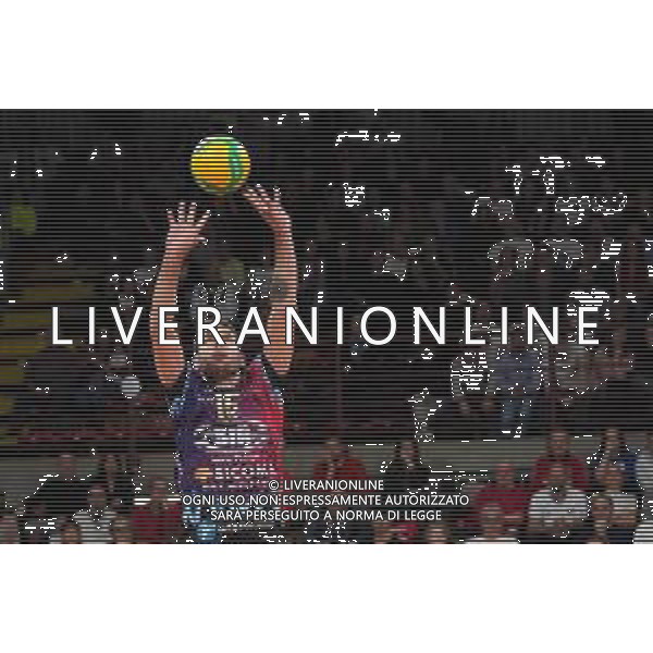 Volley Champions League Men 2019/2020 Perugia, Italia 04/12/2019 Sir Sicoma Monini Perugia vs Benfica Lisbona Nella foto: giuliano de cecco (n.15 palleggiatore sir safety conad perugia) alza FOTO LORIS CERQUIGLINI-ALESSIO MARINI-AG ALDO LIVERANI SAS