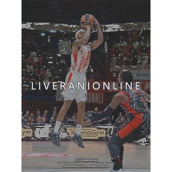 Basket EuroLeague 2019/2020 Milano, Italia 05/12/2019 AX Armani Exchange Milano-Crvena Zvezda Mts Belgrado Nella foto: Derrik Brown della Crvena Zvezda Mts Stella Rossa Belgrado ostacolato da Shelvin Mack della AX Armani Olimpia Milano 