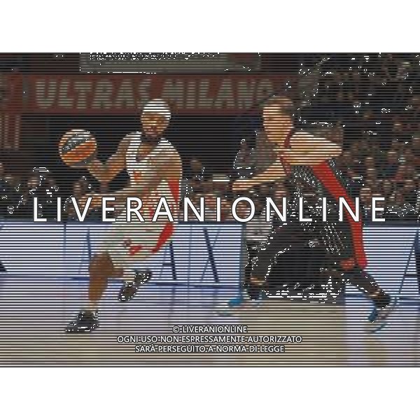 Basket EuroLeague 2019/2020 Milano, Italia 05/12/2019 AX Armani Exchange Milano-Crvena Zvezda Mts Belgrado Nella foto: Lorenzo Brown della Crvena Zvezda Mts Stella Rossa Belgrado ostacolato da Michael Roll della AX Armani Olimpia Milano 