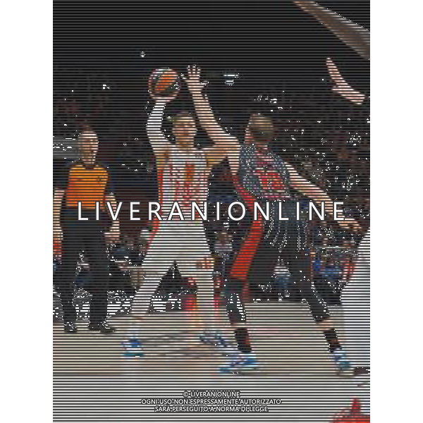 Basket EuroLeague 2019/2020 Milano, Italia 05/12/2019 AX Armani Exchange Milano-Crvena Zvezda Mts Belgrado Nella foto: Baron della Crvena Zvezda Mts Stella Rossa Belgrado ostacolato da Michael Roll della AX Armani Olimpia Milano 