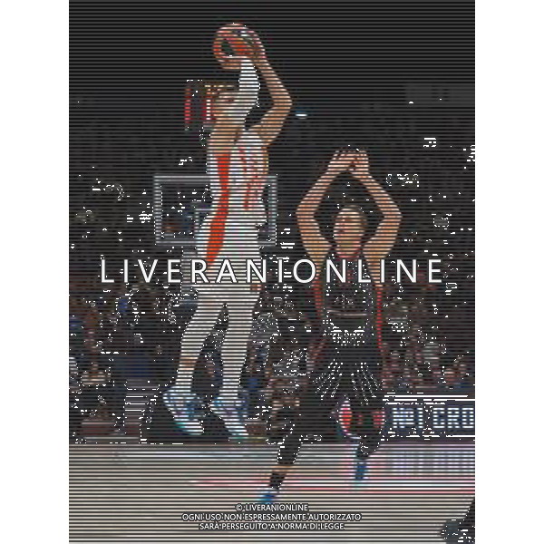 Basket EuroLeague 2019/2020 Milano, Italia 05/12/2019 AX Armani Exchange Milano-Crvena Zvezda Mts Belgrado Nella foto: Baron della Crvena Zvezda Mts Stella Rossa Belgrado ostacolato da Michael Roll della AX Armani Olimpia Milano 