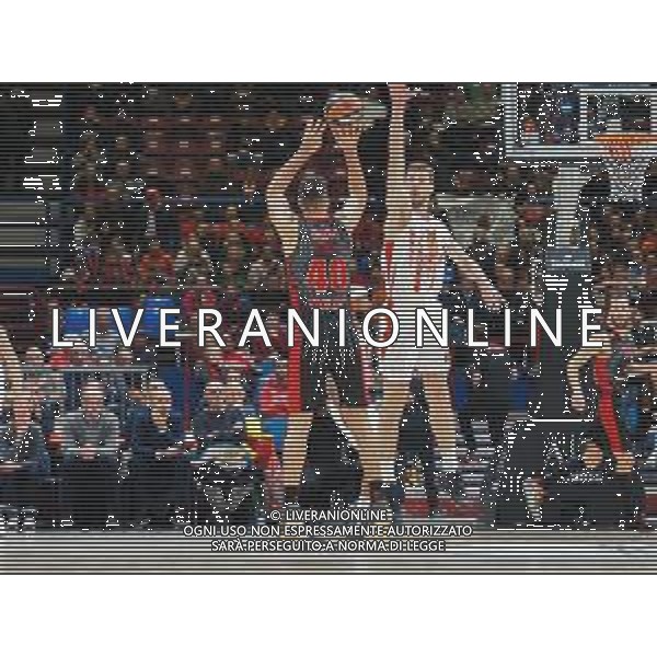 Basket EuroLeague 2019/2020 Milano, Italia 05/12/2019 AX Armani Exchange Milano-Crvena Zvezda Mts Belgrado Nella foto: Luis Scola, ala grande della AX Armani Olimpia Milano ostacolato da Kuzmic della Crvena Zvezda Mts Stella Rossa Belgrado FOTO SAVINO PAOLELLA-ALESSIO MARINI-AG ALDO LIVERANI SAS