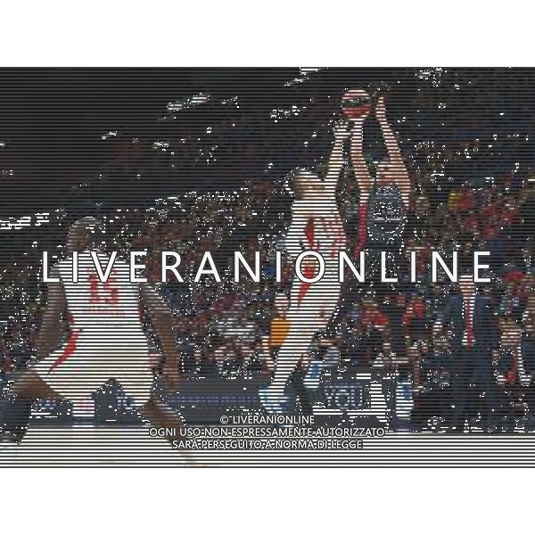 Basket EuroLeague 2019/2020 Milano, Italia 05/12/2019 AX Armani Exchange Milano-Crvena Zvezda Mts Belgrado Nella foto: Michael Roll della AX Armani Olimpia Milano contrastato da Branko Lazic della Crvena Zvezda Mts Stella Rossa Belgrado FOTO SAVINO PAOLELLA-ALESSIO MARINI-AG ALDO LIVERANI SAS