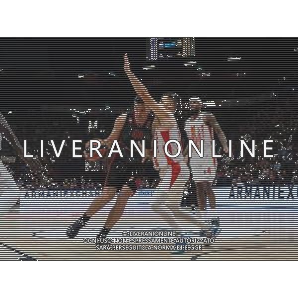 Basket EuroLeague 2019/2020 Milano, Italia 05/12/2019 AX Armani Exchange Milano-Crvena Zvezda Mts Belgrado Nella foto: Luis Scola, ala grande della AX Armani Olimpia Milano contrastato da Jovanovic della Crvena Zvezda Mts Stella Rossa Belgrado FOTO SAVINO PAOLELLA-ALESSIO MARINI-AG ALDO LIVERANI SAS
