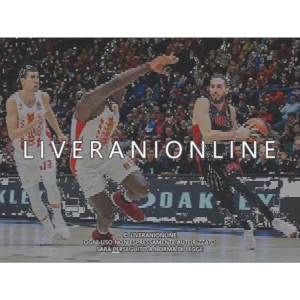 Basket EuroLeague 2019/2020 Milano, Italia 05/12/2019 AX Armani Exchange Milano-Crvena Zvezda Mts Belgrado Nella foto: Amedeo Della Valle della AX Armani Olimpia Milano entra contro Michael Ojo della Crvena Zvezda Mts Stella Rossa Belgrado FOTO SAVINO PAOLELLA-ALESSIO MARINI-AG ALDO LIVERANI SAS