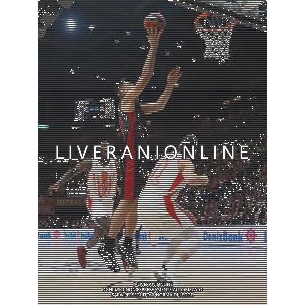Basket EuroLeague 2019/2020 Milano, Italia 05/12/2019 AX Armani Exchange Milano-Crvena Zvezda Mts Belgrado Nella foto: Luis Scola, ala grande della AX Armani Olimpia Milano segna sotto gli occhi di Dobric della Crvena Zvezda Mts Stella Rossa Belgrado FOTO SAVINO PAOLELLA-ALESSIO MARINI-AG ALDO LIVERANI SAS