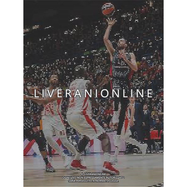 Basket EuroLeague 2019/2020 Milano, Italia 05/12/2019 AX Armani Exchange Milano-Crvena Zvezda Mts Belgrado Nella foto: Amedeo Della Valle della AX Armani Olimpia Milano a canestro vs James Gist della Crvena Zvezda Mts Stella Rossa Belgrado FOTO SAVINO PAOLELLA-ALESSIO MARINI-AG ALDO LIVERANI SAS