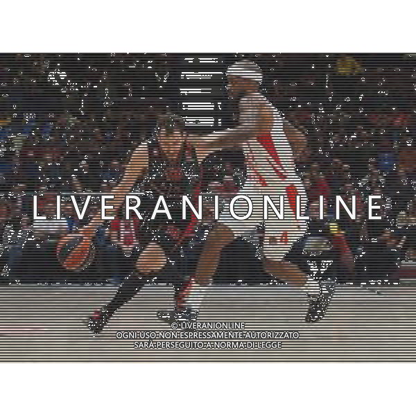 Basket EuroLeague 2019/2020 Milano, Italia 05/12/2019 AX Armani Exchange Milano-Crvena Zvezda Mts Belgrado Nella foto: Sergio Rodriguez della AX Armani Olimpia Milano ostacolato da Lorenzo Brown della Crvena Zvezda Mts Stella Rossa Belgrado FOTO SAVINO PAOLELLA-ALESSIO MARINI-AG ALDO LIVERANI SAS