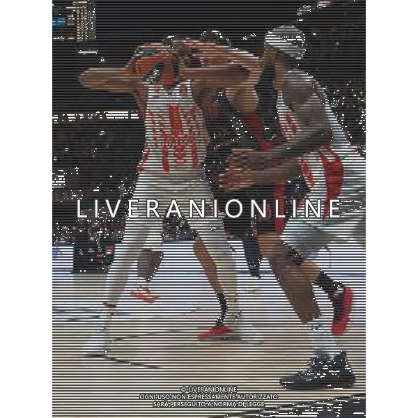 Basket EuroLeague 2019/2020 Milano, Italia 05/12/2019 AX Armani Exchange Milano-Crvena Zvezda Mts Belgrado Nella foto: Derrik Brown della Crvena Zvezda Mts Stella Rossa Belgrado a rimbalzo contrastato da Kaleb Tarczewski della AX Armani Olimpia Milano FOTO SAVINO PAOLELLA-ALESSIO MARINI-AG ALDO LIVERANI SAS