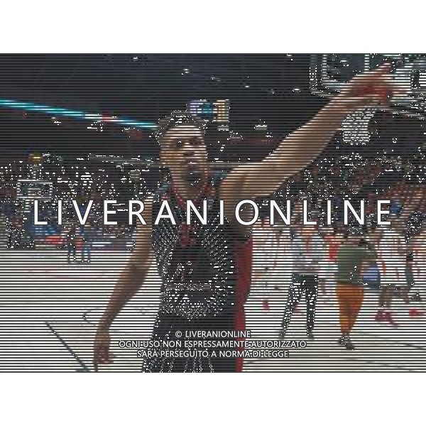 Basket EuroLeague 2019/2020 Milano, Italia 05/12/2019 AX Armani Exchange Milano-Crvena Zvezda Mts Belgrado Nella foto: Jeff Brooks della AX Armani Olimpia Milano saluta I Tifosi al Forum di Milano in occasione della partita con la Crvena Zvezda Mts Stella Rossa Belgrado FOTO SAVINO PAOLELLA-ALESSIO MARINI-AG ALDO LIVERANI SAS