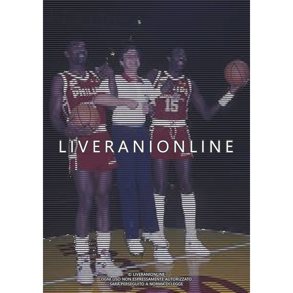RETROSPETTIVA BOB MC ADOO GIOCATORE BASKET NELLA FOTO BOB MC ADOO CON LA MAGLIA DELLA PHILIPS MILANO CON MARTIN BILL E L\'ALLENATORE CASALINI FRANCO AG ALDO LIVERANI SAS