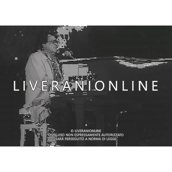 RETROSPETTIVA TOTO CUTUGNO CANTANTE NELLA FOTO TOTO CUTUGNO AL FESTIVAL DI SANREMO NELL\'ANNO 1988 AG ALDO LIVERANI SAS