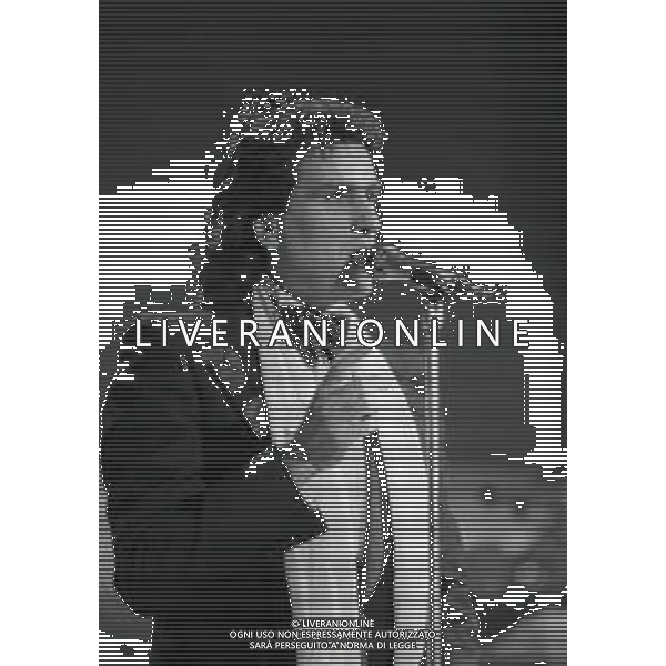 RETROSPETTIVA TOTO CUTUGNO CANTANTE NELLA FOTO TOTO CUTUGNO AL FESTIVAL DI SANREMO NELL\'ANNO 1986 AG ALDO LIVERANI SAS