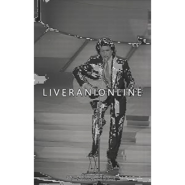 RETROSPETTIVA TOTO CUTUGNO CANTANTE NELLA FOTO TOTO CUTUGNO AL FESTIVAL DI SANREMO NELL\'ANNO 1989 AG ALDO LIVERANI SAS