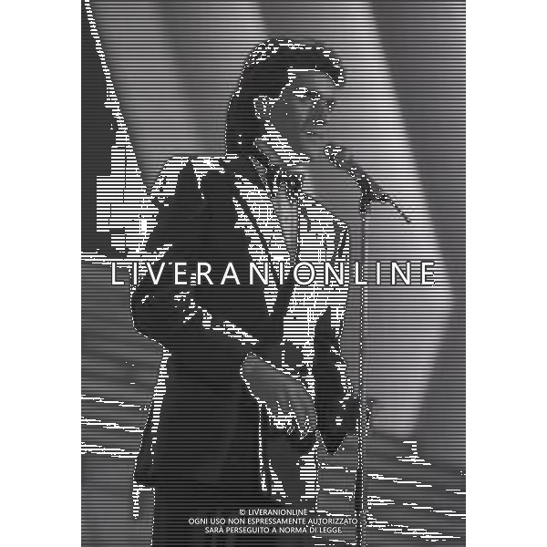 RETROSPETTIVA TOTO CUTUGNO CANTANTE NELLA FOTO TOTO CUTUGNO AL FESTIVAL DI SANREMO NELL\'ANNO 1987 AG ALDO LIVERANI SAS