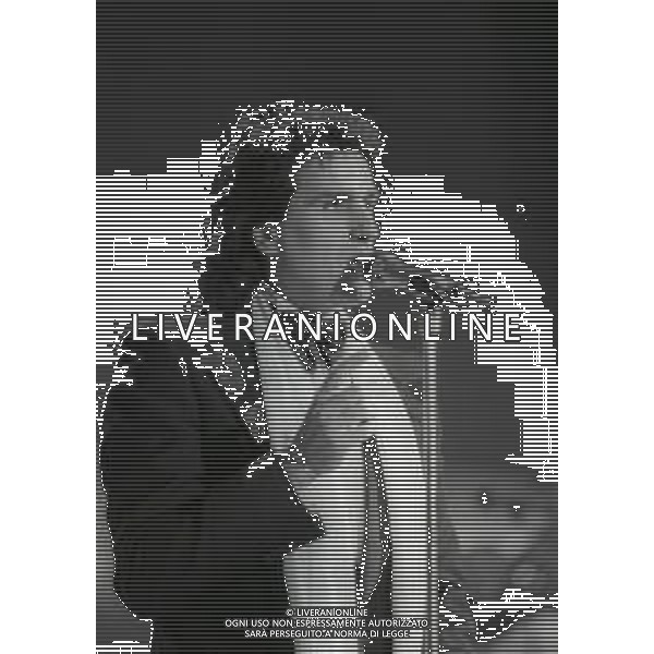 RETROSPETTIVA TOTO CUTUGNO CANTANTE NELLA FOTO TOTO CUTUGNO AL FESTIVAL DI SANREMO NELL\'ANNO 1986 AG ALDO LIVERANI SAS