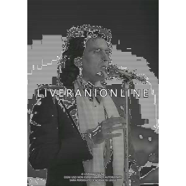 RETROSPETTIVA TOTO CUTUGNO CANTANTE NELLA FOTO TOTO CUTUGNO AL FESTIVAL DI SANREMO NELL\'ANNO 1986 AG ALDO LIVERANI SAS