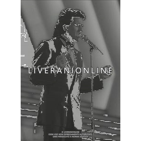 RETROSPETTIVA TOTO CUTUGNO CANTANTE NELLA FOTO TOTO CUTUGNO AL FESTIVAL DI SANREMO NELL\'ANNO 1987 AG ALDO LIVERANI SAS