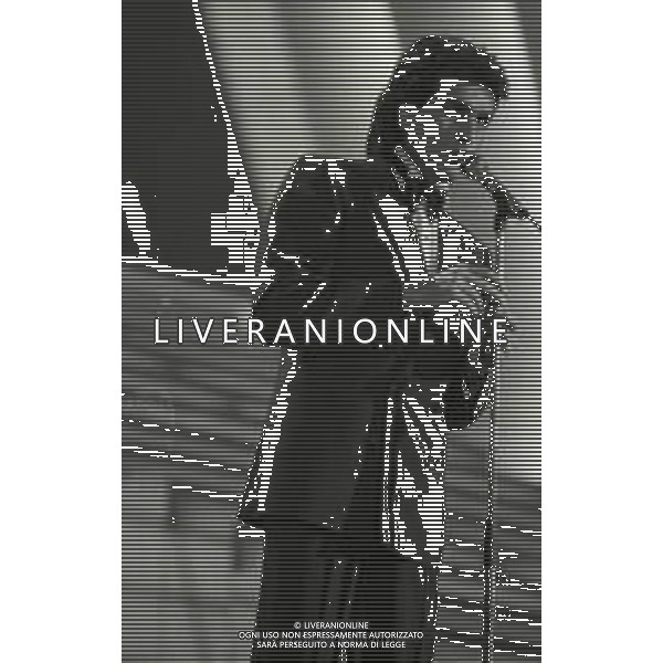 RETROSPETTIVA TOTO CUTUGNO CANTANTE NELLA FOTO TOTO CUTUGNO AL FESTIVAL DI SANREMO NELL\'ANNO 1987 AG ALDO LIVERANI SAS