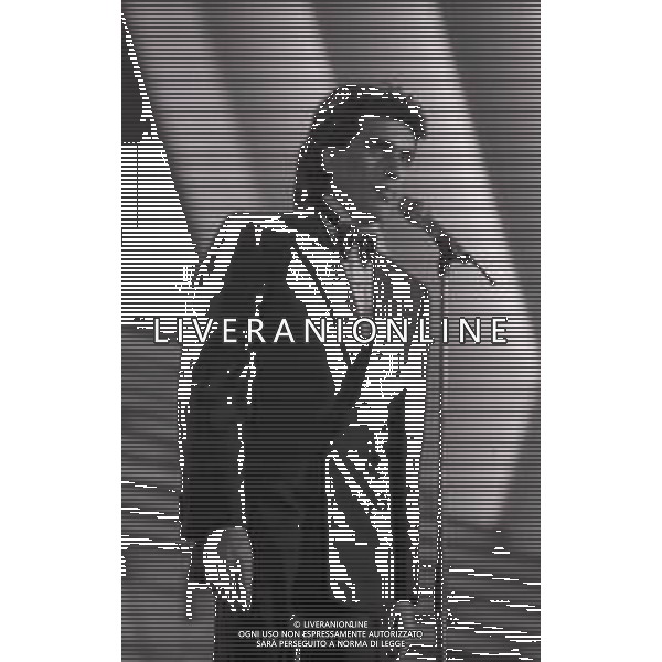 RETROSPETTIVA TOTO CUTUGNO CANTANTE NELLA FOTO TOTO CUTUGNO AL FESTIVAL DI SANREMO NELL\'ANNO 1987 AG ALDO LIVERANI SAS