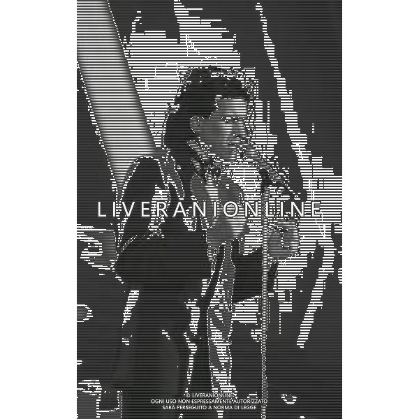 RETROSPETTIVA TOTO CUTUGNO CANTANTE NELLA FOTO TOTO CUTUGNO AL FESTIVAL DI SANREMO NELL\'ANNO 1987 AG ALDO LIVERANI SAS