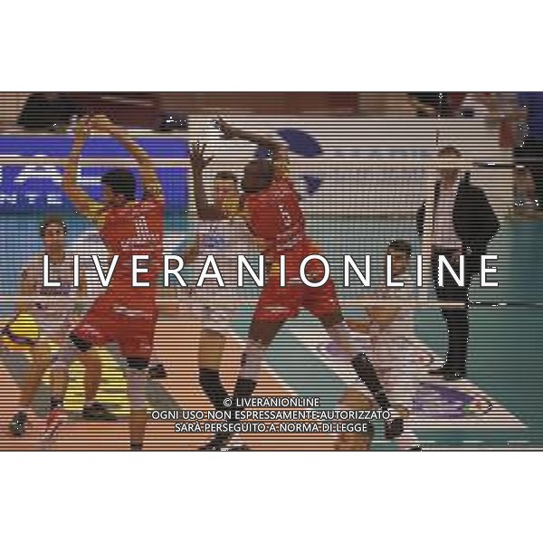 Campionato Italiano di Volley Superlega Serie A 2019/2020 Latina, Italia 08/12/2019 Top Volley Cisterna vs Tonno Callipo Calabria Vibo Valentia Nella foto: attacco Top Volley Latina muro Tonno Callippo Vibo Valentia FOTO LUIGI MARIANI-ALESSIO MARINI-AG ALDO LIVERANI SAS