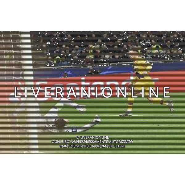 Samir Handanovic battuto sul gol di Carles Perez del 0-1 Inter vs Barcellona UEFA Champions League fase a gironi 6° giornata gruppo F Milano 10–12-2019 Stadio Giuseppe Meazza - San Siro foto Roberto Garavaglia - ag. Aldo Liverani sas
