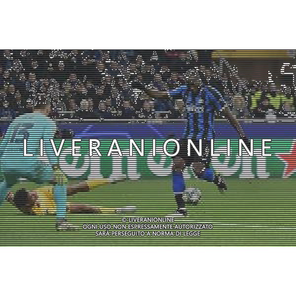 romelu Lukaku calcia addosso a Neto la palla del possibile vantaggio Inter vs Barcellona UEFA Champions League fase a gironi 6° giornata gruppo F Milano 10–12-2019 Stadio Giuseppe Meazza - San Siro foto Roberto Garavaglia - ag. Aldo Liverani sas