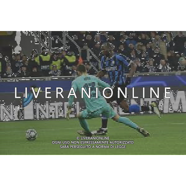 Romelu Lukaku salta Neto ma si allunga troppo la palla che termina fuori Inter vs Barcellona UEFA Champions League fase a gironi 6° giornata gruppo F Milano 10–12-2019 Stadio Giuseppe Meazza - San Siro foto Roberto Garavaglia - ag. Aldo Liverani sas