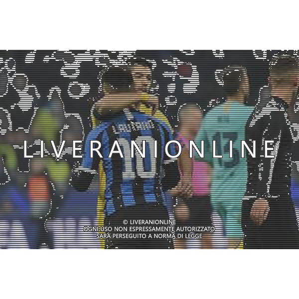 abbraccio lautaro Martinez e luis Suarez Inter vs Barcellona UEFA Champions League fase a gironi 6° giornata gruppo F Milano 10–12-2019 Stadio Giuseppe Meazza - San Siro foto Roberto Garavaglia - ag. Aldo Liverani sas