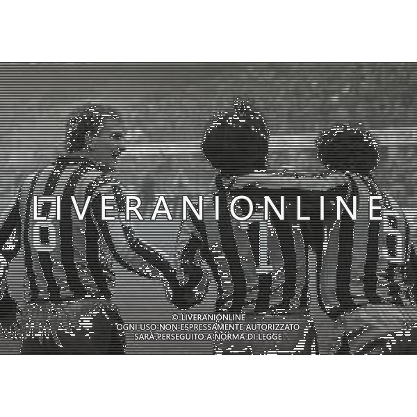 14-02-1982 MILANO CAMPIONATO DI CALCIO SERIE A INTER CAGLIARI 1-3 NELLA FOTO ABBRACCI GIOCATORI INTER AG ALDO LIVERANI SAS