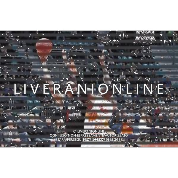 Basket EuroCup 2019/2020 Bologna, Italia 11/12/2019 Segafredo Virtus Bologna vs Promitheas Patras Nella foto: Julian Gamble (Virtus Segafredo Bologna) (sin.) contrastato da Octavius Ellis (Promitheas Patrasso B.C.) foto michele nucci-alessio marini-ag aldo liverani sas