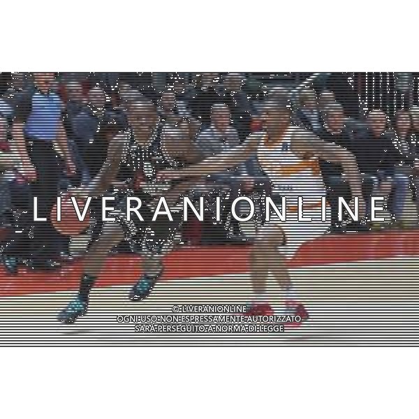 Basket EuroCup 2019/2020 Bologna, Italia 11/12/2019 Segafredo Virtus Bologna vs Promitheas Patras Nella foto: Frank Gaines (Virtus Segafredo Bologna) (sin.) contrastato da Gerald Robinson (Promitheas Patrasso B.C.) foto michele nucci-alessio marini-ag aldo liverani sas