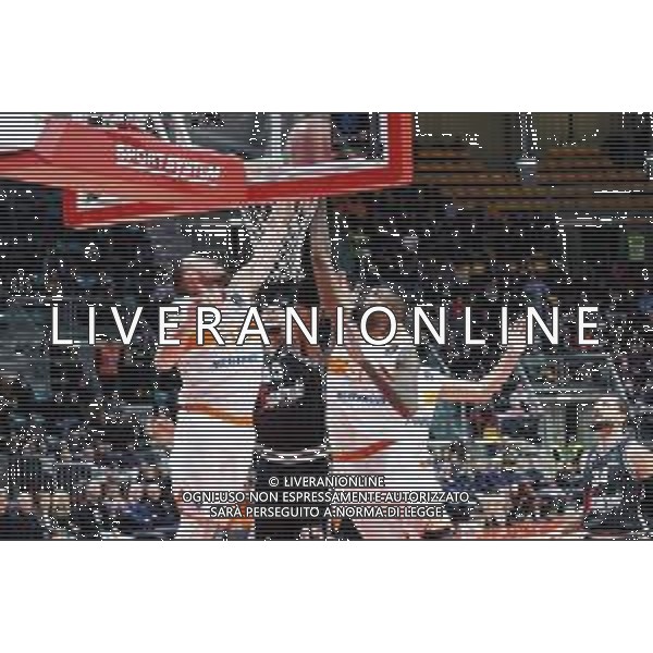 Basket EuroCup 2019/2020 Bologna, Italia 11/12/2019 Segafredo Virtus Bologna vs Promitheas Patras Nella foto: Julian Gamble (Virtus Segafredo Bologna) contrastato da Chase Fieler (sin.) e Octavius Ellis (Promitheas Patrasso B.C.) (des.) foto michele nucci-alessio marini-ag aldo liverani sas