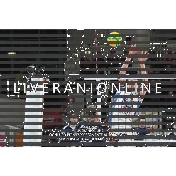 Volley Champions League Men 2019/2020 Trento, Italia 12/12/2019 Trentino Itas vs Fenerbahce HDI Sigorta Istambul Nella foto: Simone Giannelli (9) ITAS Trentino a muro. FOTO ROBERTO TOMMASINI-ALESSIO MARINI-AG ALDO LIVERANI SAS