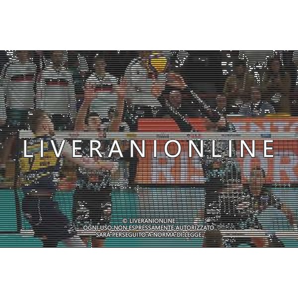 Campionato di Volley Superlega Serie A 2019/2020 Perugia, Italia 15/12/2019 Sir Safety Conad Perugia vs Leo Shoes Modena Nella foto: giuliano de cecco (n.15 palleggiatore sir safety conad perugia) mirko podrascanin (n.18 centrale sir safety conad perugia) a muro FOTO LORIS CERQUIGLINI-ALESSIO MARINI-AG ALDO LIVERANI SAS