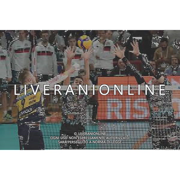 Campionato di Volley Superlega Serie A 2019/2020 Perugia, Italia 15/12/2019 Sir Safety Conad Perugia vs Leo Shoes Modena Nella foto: ivan zaytsev (n.9 leo schoes modena) schiaccia sir a a muro FOTO LORIS CERQUIGLINI-ALESSIO MARINI-AG ALDO LIVERANI SAS