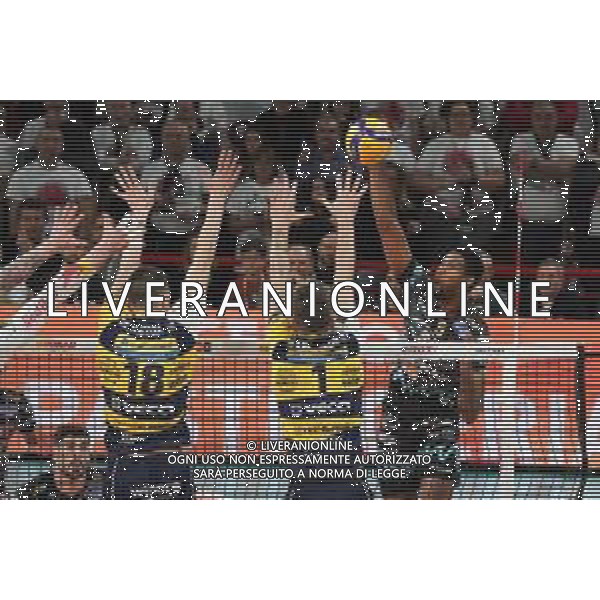 Campionato di Volley Superlega Serie A 2019/2020 Perugia, Italia 15/12/2019 Sir Safety Conad Perugia vs Leo Shoes Modena Nella foto: wilfredo leon venero (n.9 schiacciatore sir safety conad perugia) schiaccia modena a muro FOTO LORIS CERQUIGLINI-ALESSIO MARINI-AG ALDO LIVERANI SAS