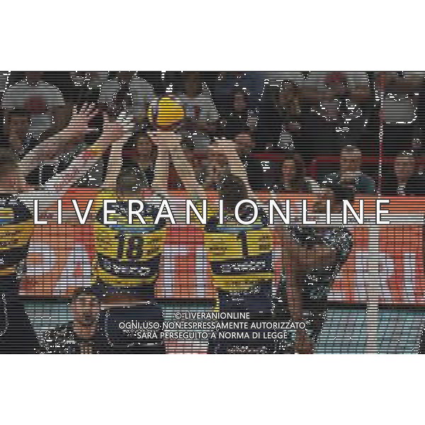 Campionato di Volley Superlega Serie A 2019/2020 Perugia, Italia 15/12/2019 Sir Safety Conad Perugia vs Leo Shoes Modena Nella foto: wilfredo leon venero (n.9 schiacciatore sir safety conad perugia) schiaccia modena a muro FOTO LORIS CERQUIGLINI-ALESSIO MARINI-AG ALDO LIVERANI SAS