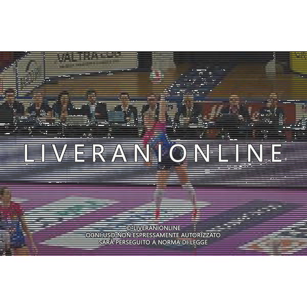 Campionato di Volley Serie A1 Femminile 2019/2020 NOVARA , Italia 15/12/2019 Igor Gorgonzola Novara vs Bartoccini Fortinfissi Perugia Nella foto: battuta di Iza Mlakar, 1 (Igor Gorgonzola Novara) FOTO SALVO BARBAGALLO-ALESSIO MARINI-AG ALDO LIVERANI SAS