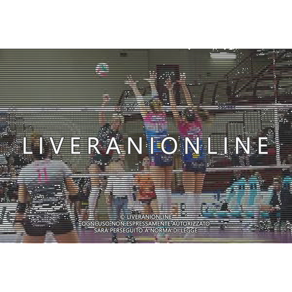 Campionato di Volley Serie A1 Femminile 2019/2020 NOVARA , Italia 15/12/2019 Igor Gorgonzola Novara vs Bartoccini Fortinfissi Perugia Nella foto: Schiacciata di Veronica Angeloni, 12 (Bartoccini Fortinfissi Perugia) e muro di Valentina Arrighetti, 13 (Igor Gorgonzola Novara) e Chiara Di Iulio, 9 (Igor Gorgonzola Novara) FOTO SALVO BARBAGALLO-ALESSIO MARINI-AG ALDO LIVERANI SAS
