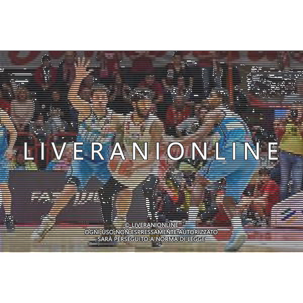 Campionato di Basket Serie A 2019/2020 Pistoia, Italia 15/12/2019 OriOra Pistoia vs Vanoli Cremona Nella foto: Terran Petteway (P) contrastato da Josip Sobin (C) e Wesley Saunders (C) FOTO FABIO FAGIOLINI-ALESSIO MARINI-AG ALDO LIVERANI SAS