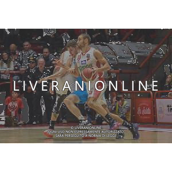 Campionato di Basket Serie A 2019/2020 Pistoia, Italia 15/12/2019 OriOra Pistoia vs Vanoli Cremona Nella foto: Jean Salumu (P) prova ad andare a canestro superando il blocco di Ethan Happ (C) FOTO FABIO FAGIOLINI-ALESSIO MARINI-AG ALDO LIVERANI SAS
