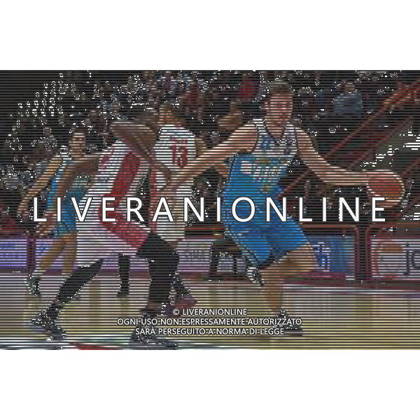 Campionato di Basket Serie A 2019/2020 Pistoia, Italia 15/12/2019 OriOra Pistoia vs Vanoli Cremona Nella foto: Ethan Happ (C) prova ad andare a canestro marcato da Zabian Dowdell (P) FOTO FABIO FAGIOLINI-ALESSIO MARINI-AG ALDO LIVERANI SAS