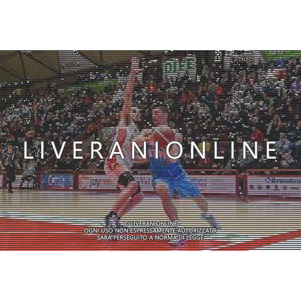 Campionato di Basket Serie A 2019/2020 Pistoia, Italia 15/12/2019 OriOra Pistoia vs Vanoli Cremona Nella foto: Aristide Landi (P) tenta un blocco su Michele Ruzzler (C) FOTO FABIO FAGIOLINI-ALESSIO MARINI-AG ALDO LIVERANI SAS