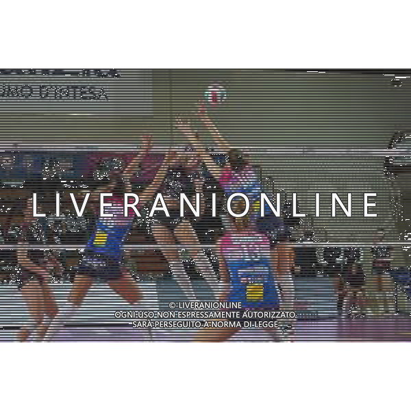 Campionato di Volley Serie A1 Femminile 2019/2020 Cuneo, Italia 15/12/2019 Igor Gorgonzola Novara vs Bartoccini Fortinfissi Perugia Nella foto: Schiacciata di Veronica Angeloni, 12 (Bartoccini Fortinfissi Perugia), muro Elitsa Vasileva, 16 (Igor Gorgonzola Novara) e Cristina Chirichella, 10 (Igor Gorgonzola Novara) FOTO SALVO BARBAGALLO-ALESSIO MARINI-AG ALDO LIVERANI SAS