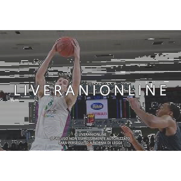 Basket EuroCup 2019/2020 Trento, Italia 17/12/2019 Dolomiti Energia Trento vs Unicaja Malaga Nella foto: Ruben Guerrero (32) Club Balocesto Unicaja Malaga a rimbalzo. FOTO ROBERTO TOMMASINI-ALESSIO MARINI-AG ALDO LIVERANI SAS