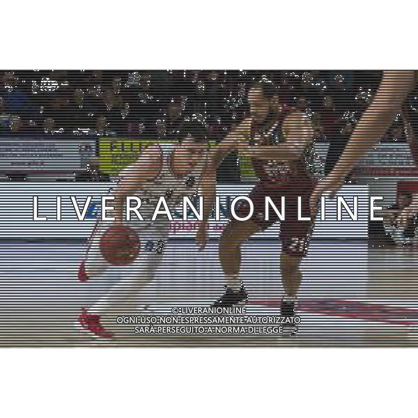 Basket EuroCup 2019/2020 Venezia, Italia 18/12/2019 Umana Reyer Venezia vs Rytas Vilnius Nella foto: Francisco Cruz (Rytas Vilnius) Contrastato da Jeremy Chappel (Umana Reyer Venezia) FOTO ALFIO GUARISE-ALESSIO MARINI-AG ALDO LIVERANI SAS